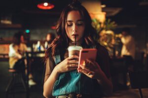 スマホをみる少女